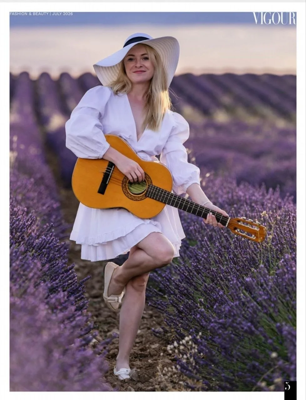 Chica con guitarra en un campo de lavanda